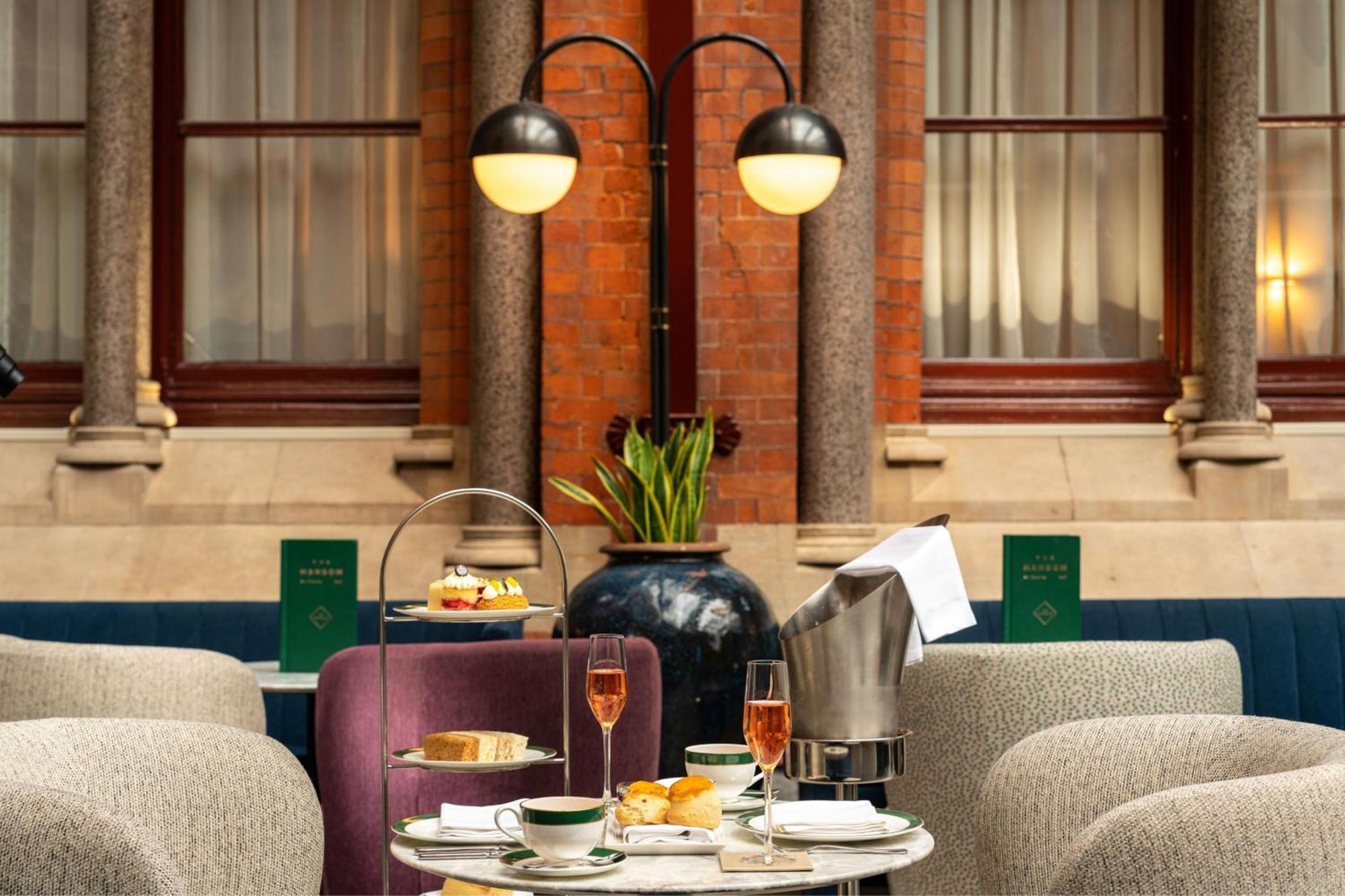 伦敦圣潘克拉斯万丽酒店 外观 照片 Afternoon tea at the St Pancras Renaissance Hotel, London