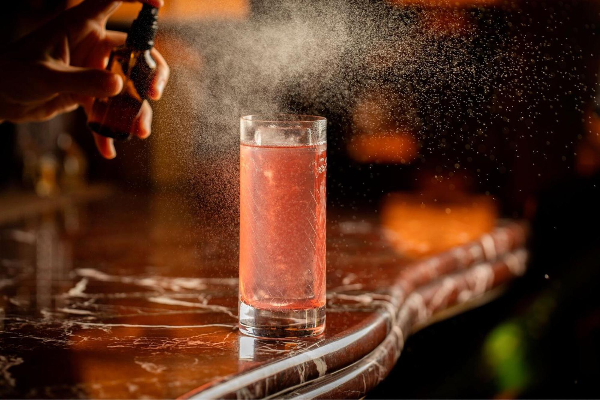 伦敦圣潘克拉斯万丽酒店 外观 照片 A Pink Lady being finished with a spray of pink champagne