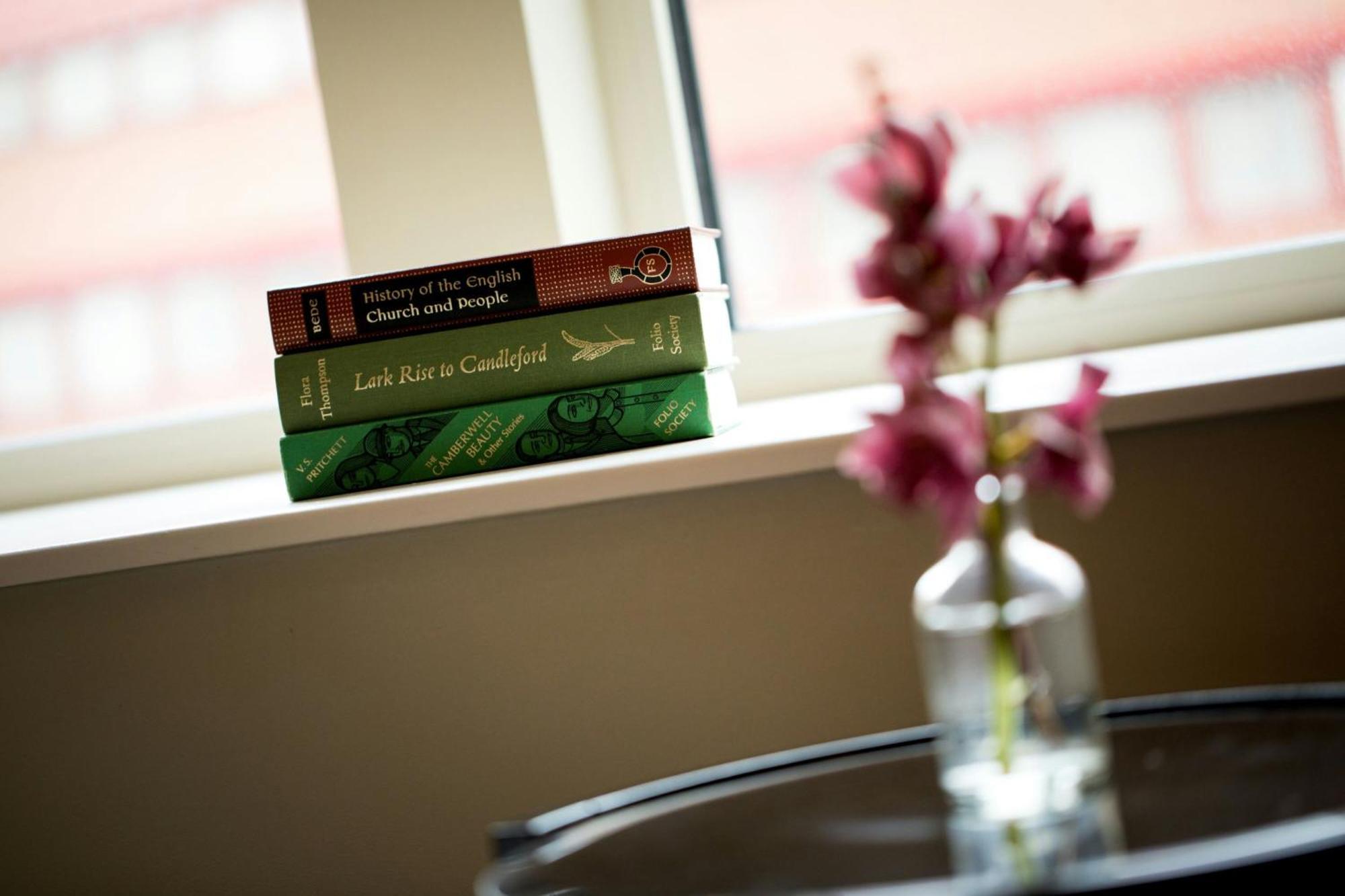 伦敦圣潘克拉斯万丽酒店 外观 照片 Books on the windowsill